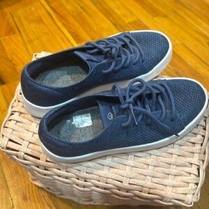 Women’s sneakers/ great fall-winter shoe